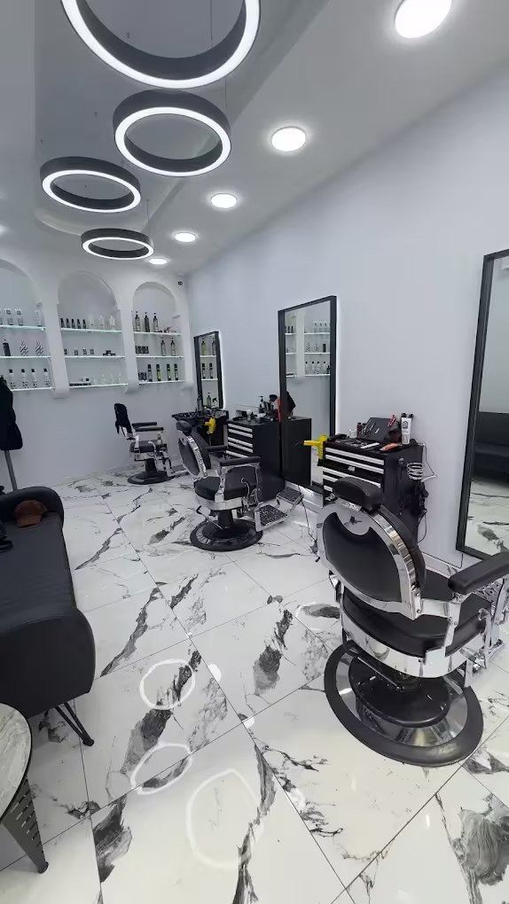 지한기르 Fade Barber Taksim 내부: 바버 체어와 대리석 바닥