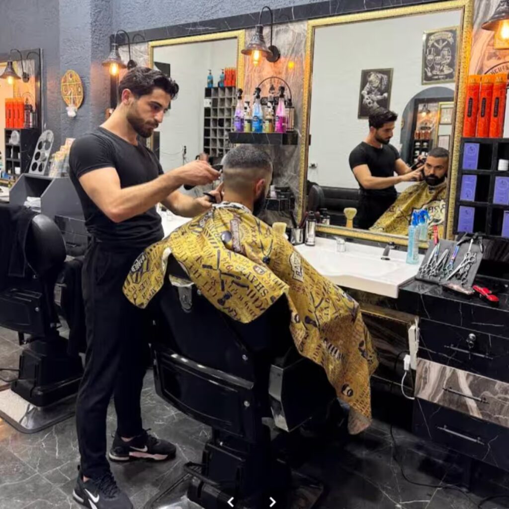 Fade Barber Taksim에서 손님 머리를 자르는 바버